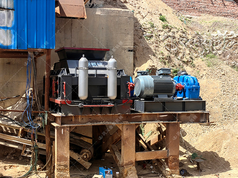 四川綿陽(yáng)鵝卵石生產(chǎn)線現(xiàn)場(chǎng)-1210連軸對(duì)輥破碎機(jī)