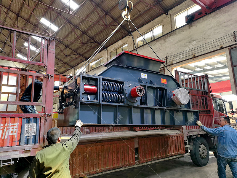 2PG1200x800大型對(duì)輥制砂機(jī)發(fā)往陜西