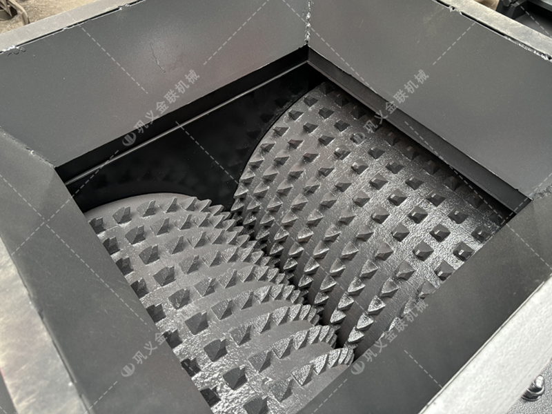 大塊煤矸石直接喂料會(huì)損壞設(shè)備？狼牙齒輥為何敢承諾'來(lái)者不拒'？