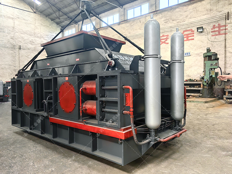 時產(chǎn)100噸和200噸的石灰石生產(chǎn)線，選擇的液壓對輥制砂機有何不同？